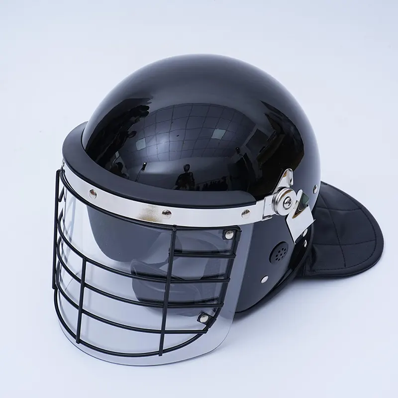 Casco antidisturbios con rejilla metálica